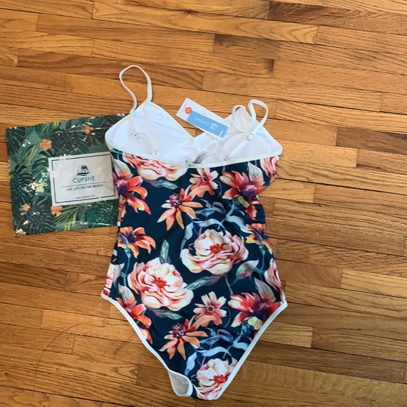 Cupshe one piece - Picture 2 of 4